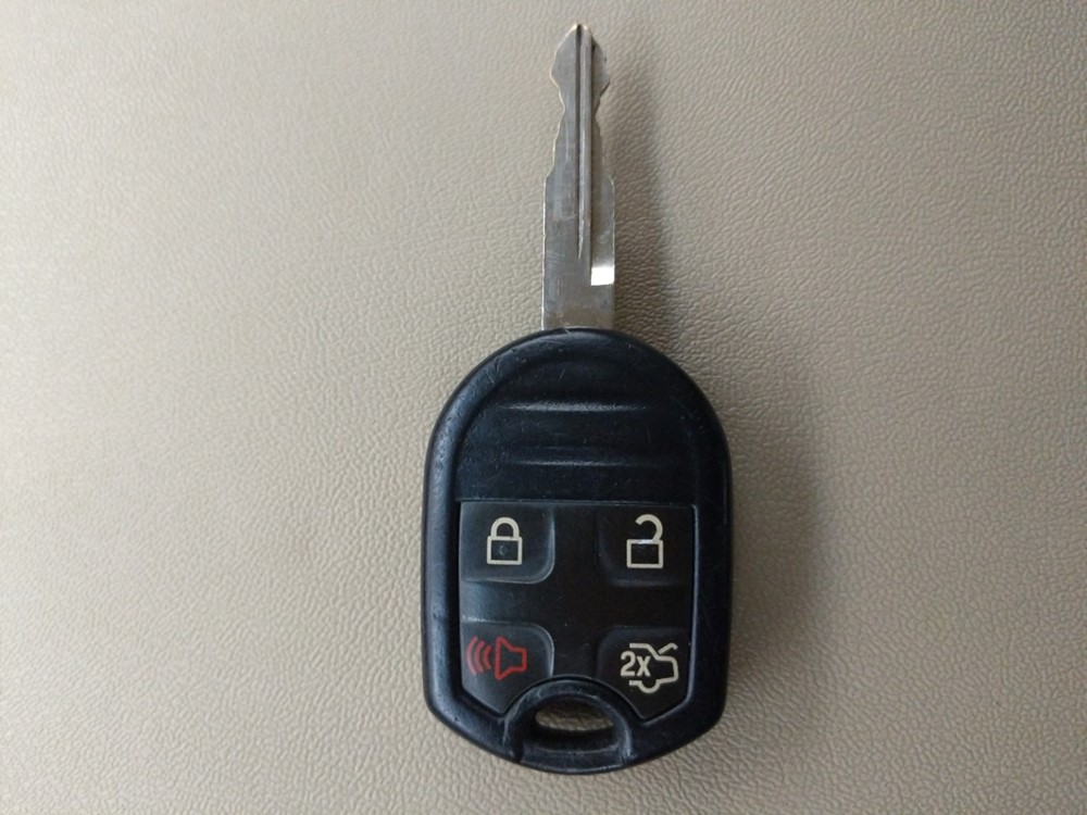 2016 Ford Taurus - Keys