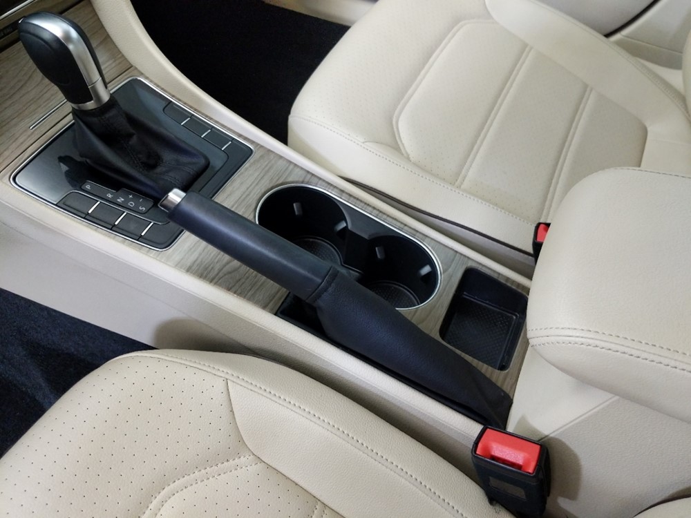 2016 Volkswagen Passat - Center Console/Cup Holders