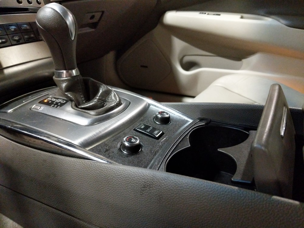 2011 INFINITI G37 - Center Console/Cup Holders