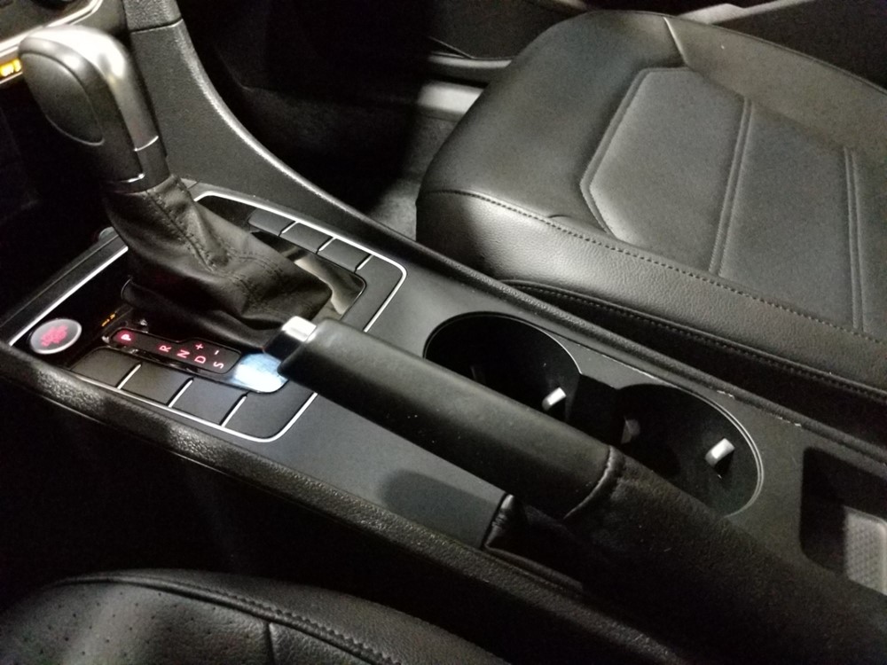 2015 Volkswagen Passat - Center Console/Cup Holders