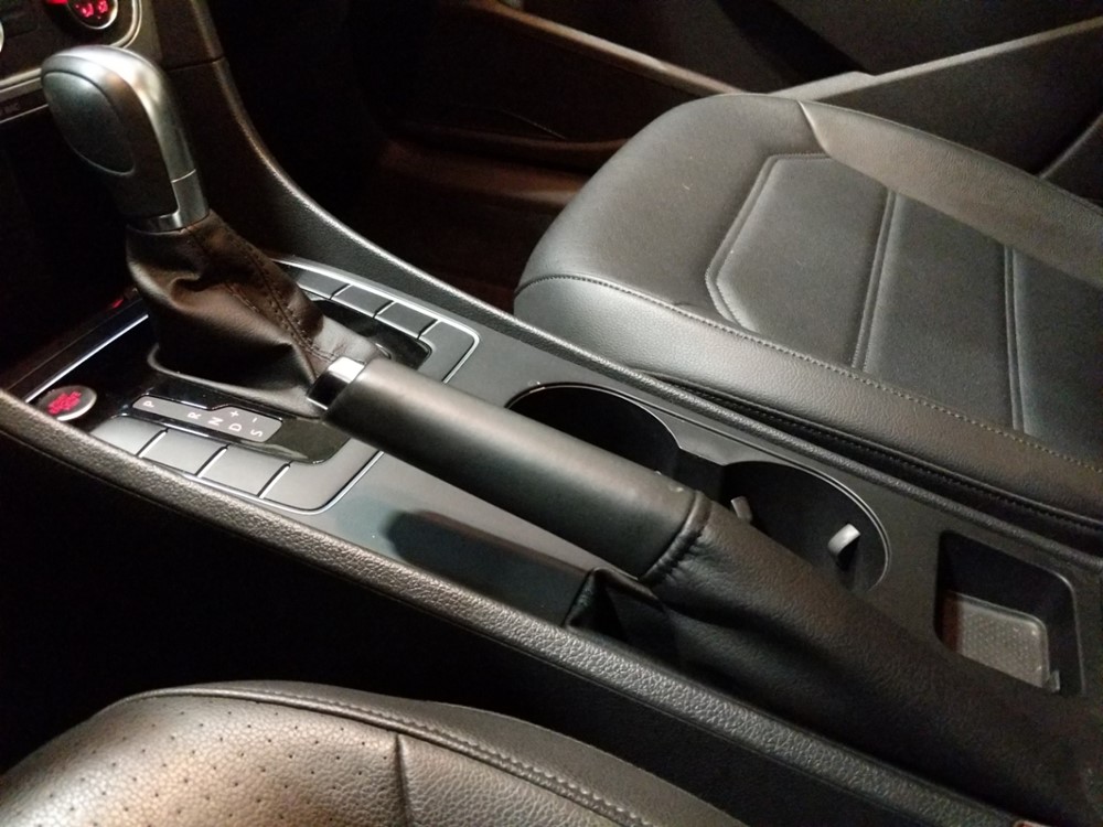 2015 Volkswagen Passat - Center Console/Cup Holders