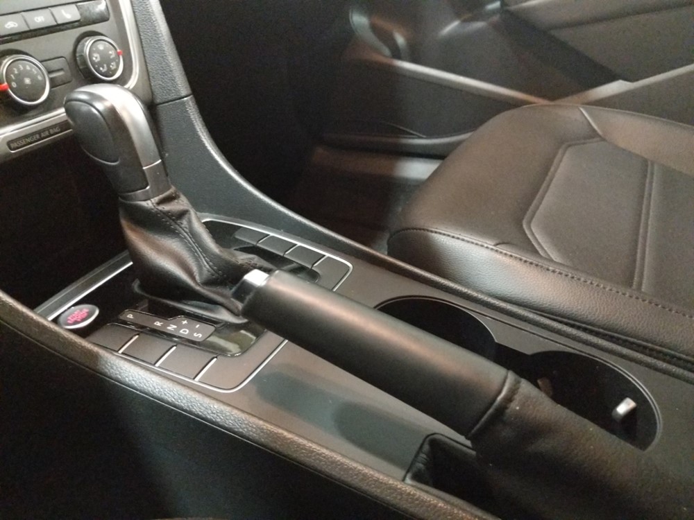 2015 Volkswagen Passat - Center Console/Cup Holders