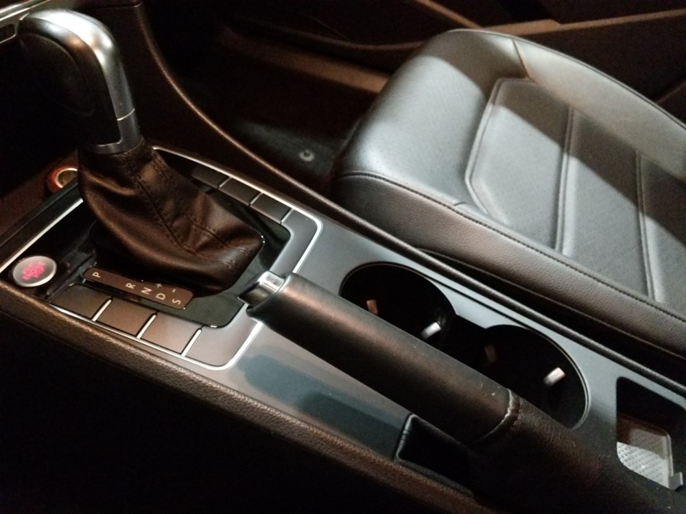2015 Volkswagen Passat - Center Console/Cup Holders