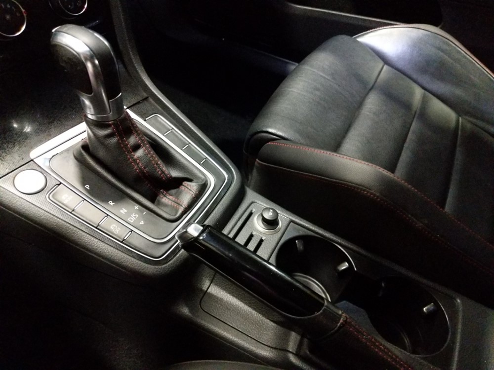 2015 Volkswagen Golf - Center Console/Cup Holders