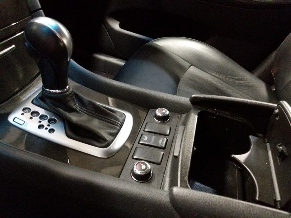2017 INFINITI QX50 - Center Console/Cup Holders