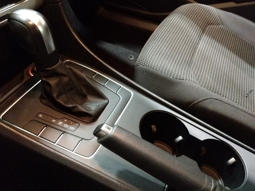 2016 Volkswagen Passat - Center Console/Cup Holders