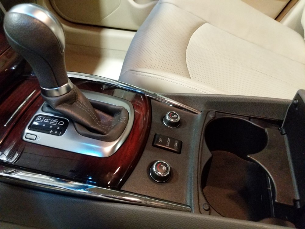 2011 INFINITI G37 - Center Console/Cup Holders