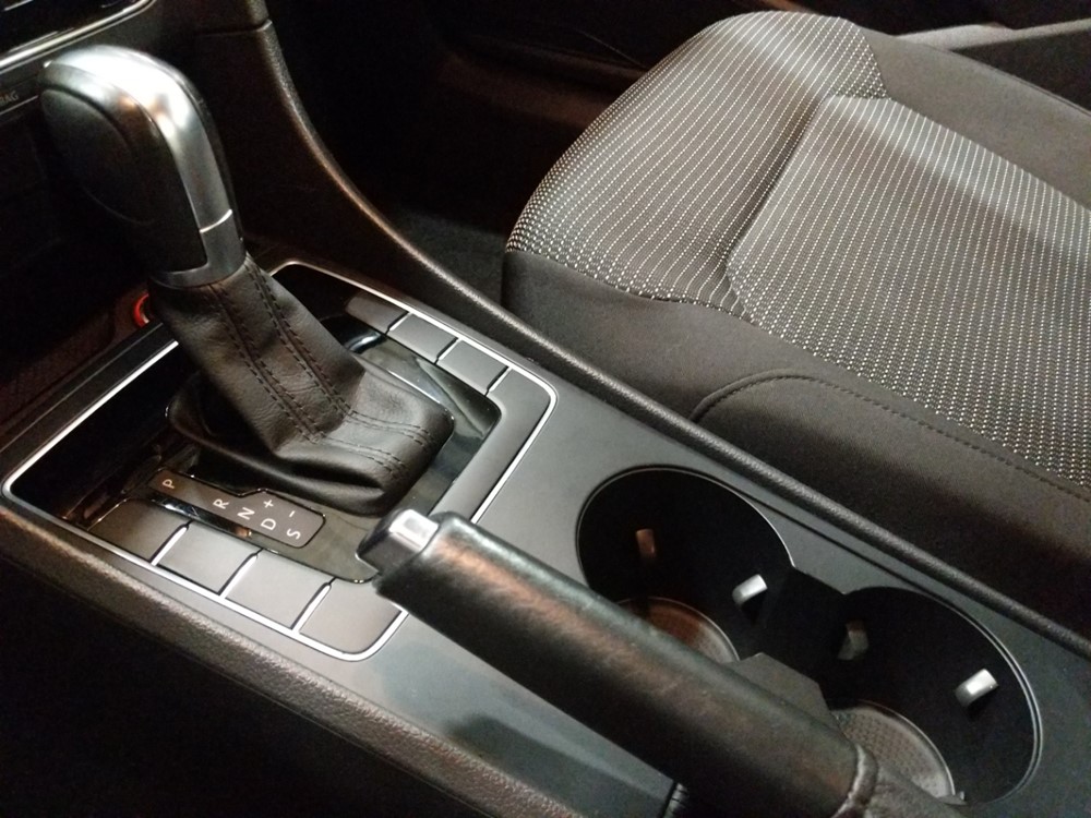 2016 Volkswagen Passat - Center Console/Cup Holders