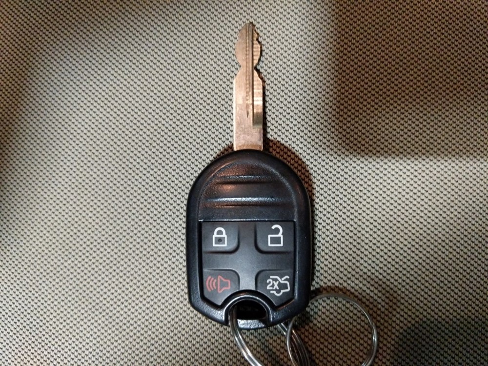 2015 Ford Taurus - Keys