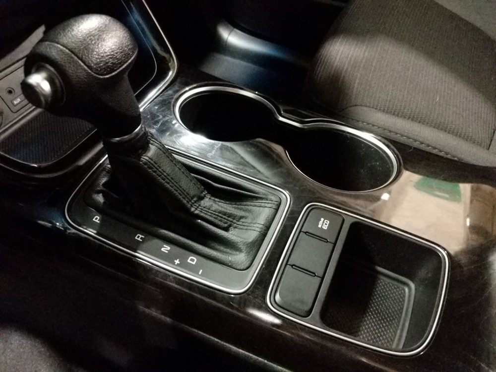 2014 Kia Sorento - Center Console/Cup Holders