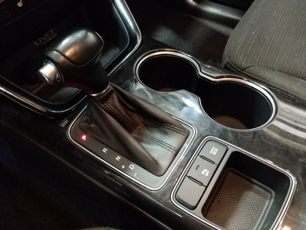 2014 Kia Sorento - Center Console/Cup Holders