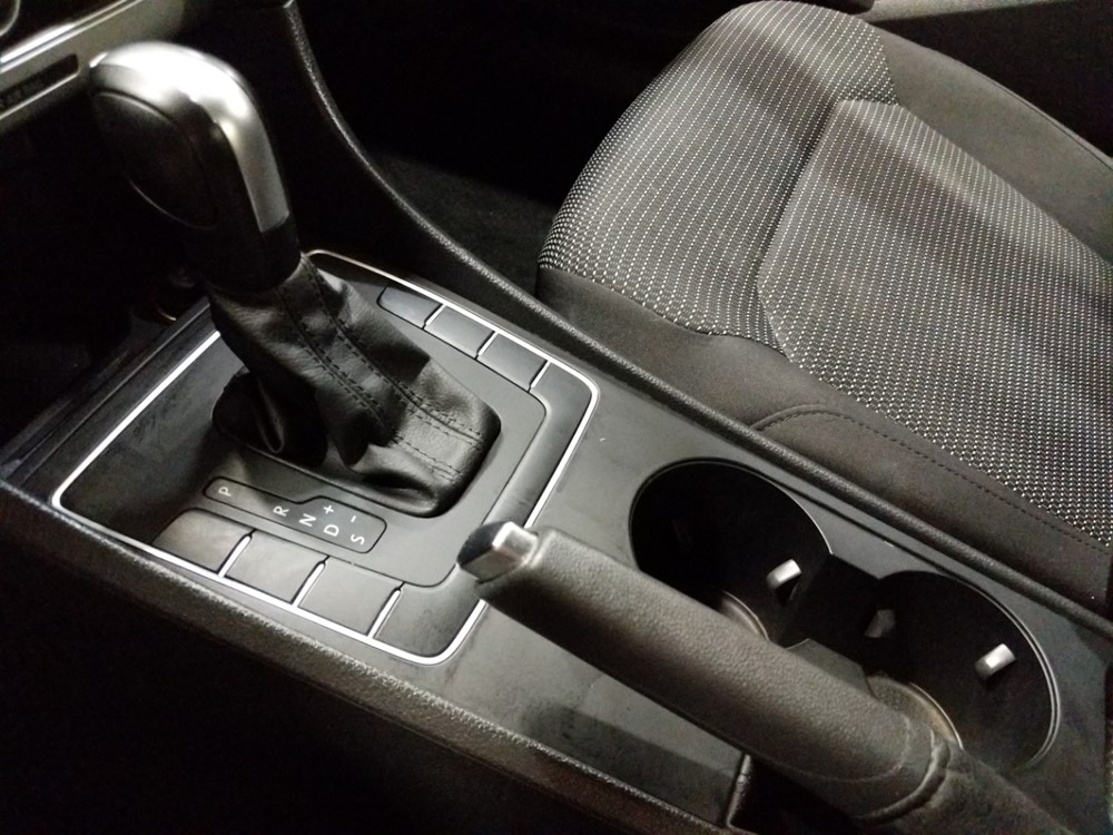 2016 Volkswagen Passat - Center Console/Cup Holders