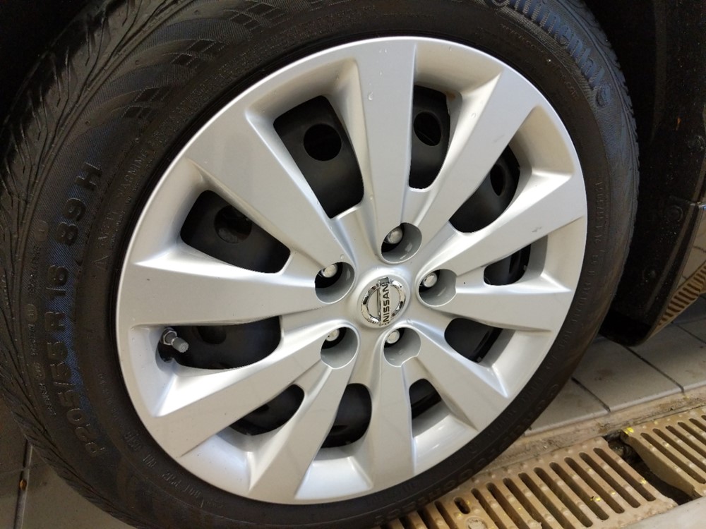 2016 Nissan Sentra - Wheel