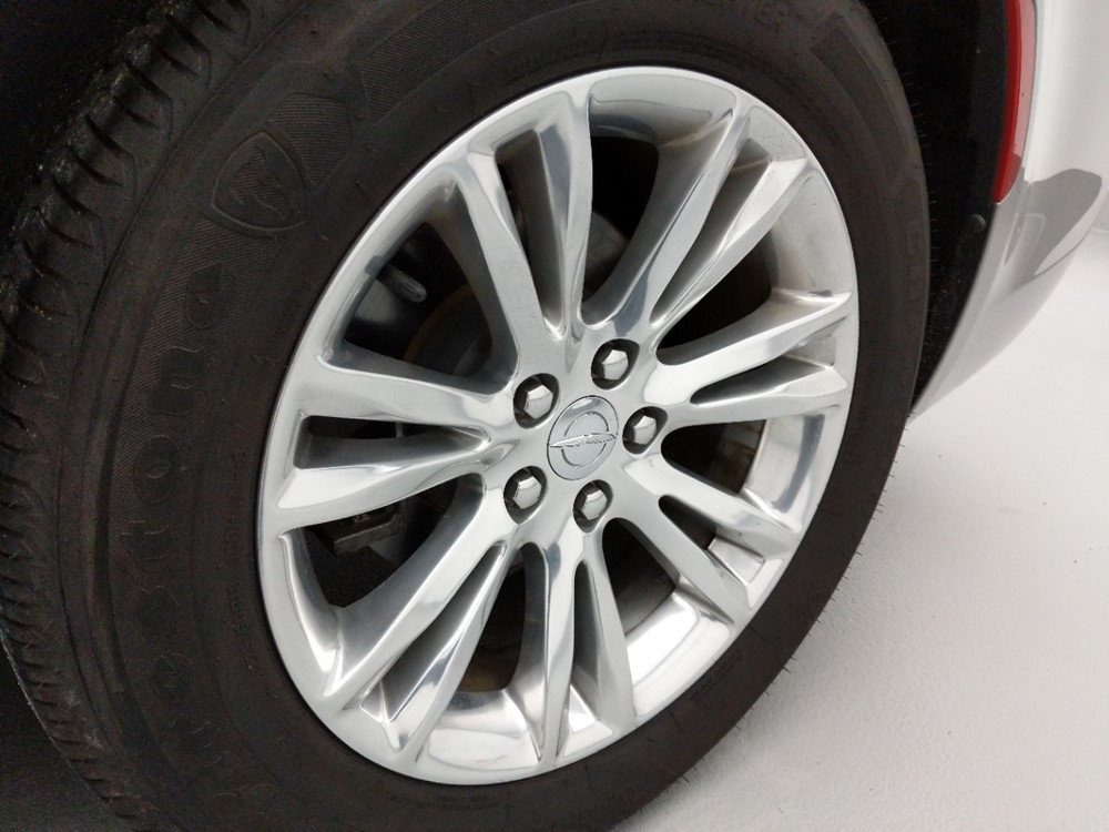 2017 Chrysler 300 - Wheel