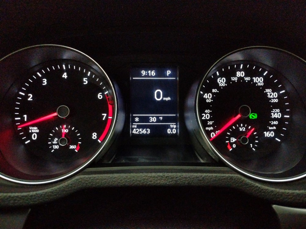2018 Volkswagen Passat - Odometer Close Up