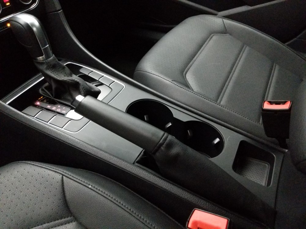 2018 Volkswagen Passat - Center Console/Cup Holders