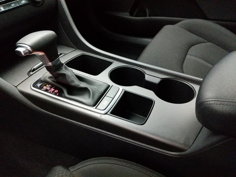 2017 Kia Optima - Center Console/Cup Holders