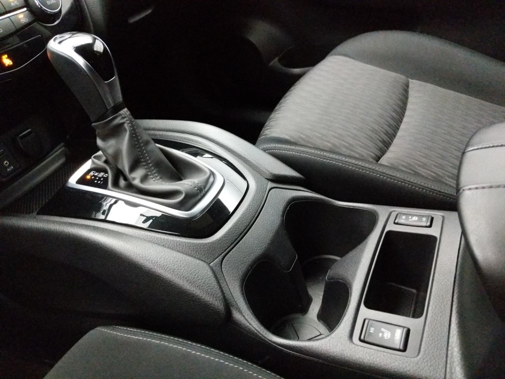 2017 Nissan Rogue - Center Console/Cup Holders