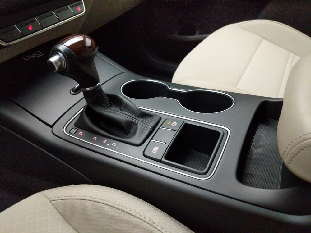 2016 Kia Sorento - Center Console/Cup Holders