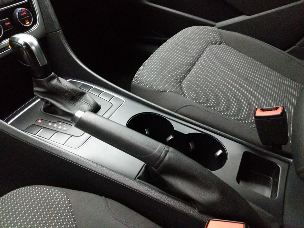 2016 Volkswagen Passat - Center Console/Cup Holders