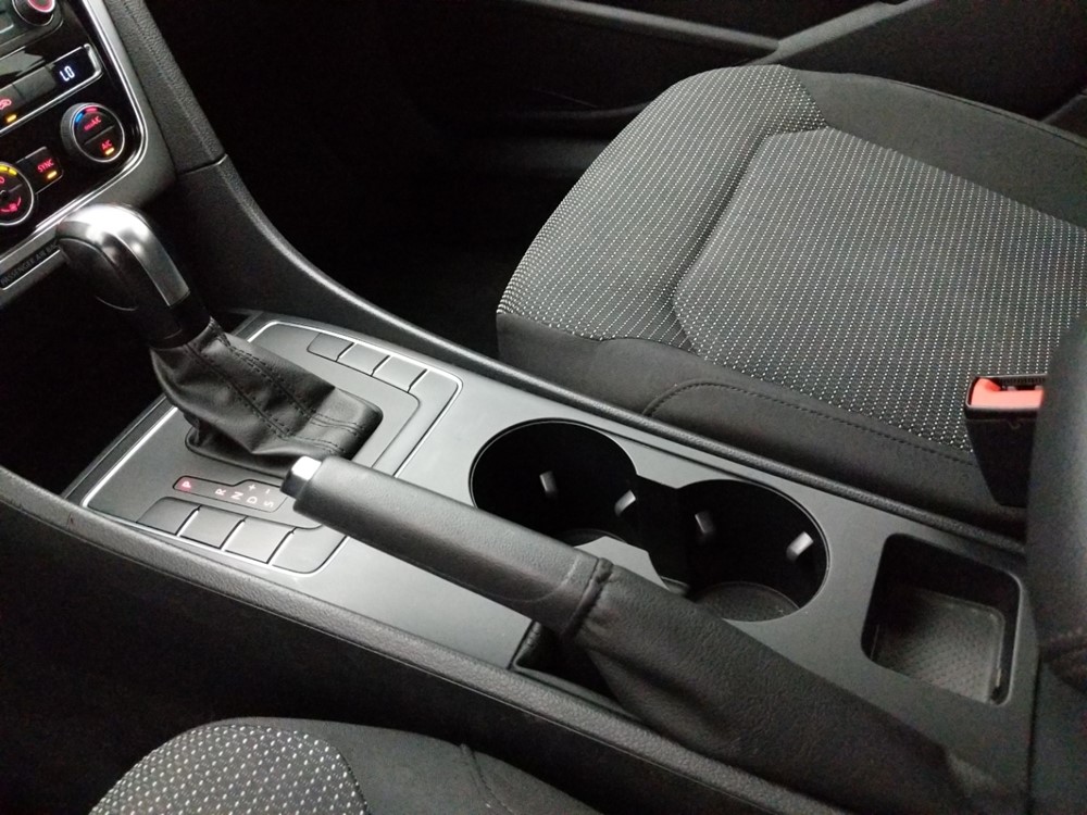 2016 Volkswagen Passat - Center Console/Cup Holders