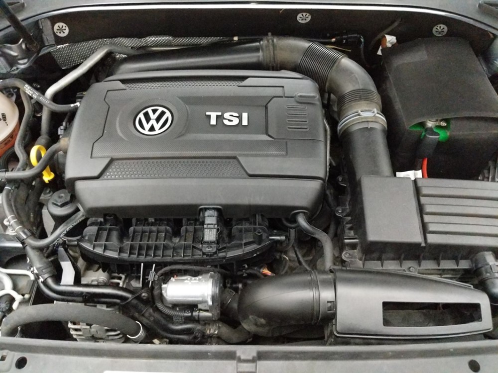 2015 Volkswagen Passat - Engine