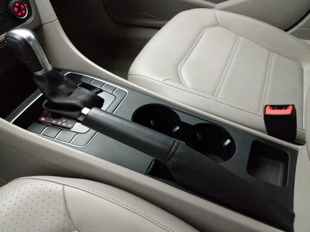 2015 Volkswagen Passat - Center Console/Cup Holders