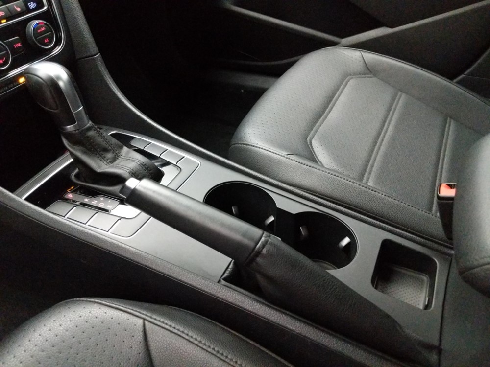 2017 Volkswagen Passat - Center Console/Cup Holders