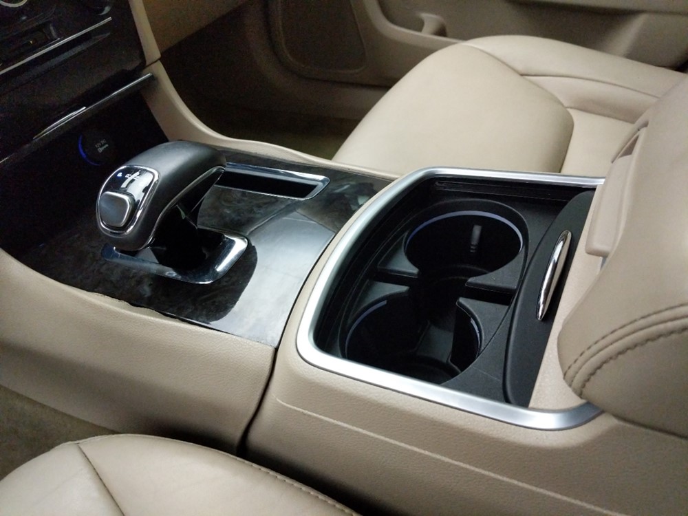 2013 Chrysler 300 - Center Console/Cup Holders