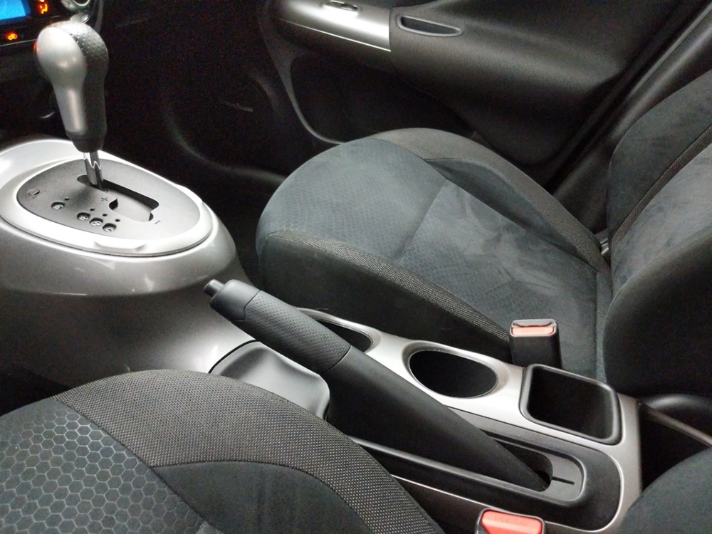 2013 Nissan JUKE - Center Console/Cup Holders