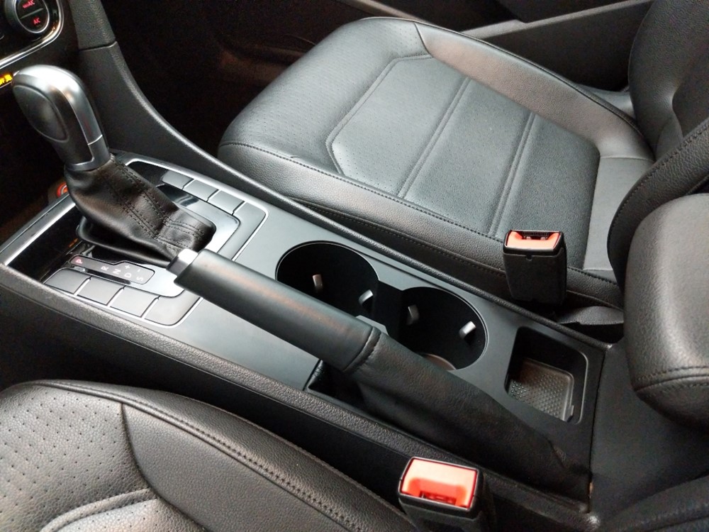 2017 Volkswagen Passat - Center Console/Cup Holders