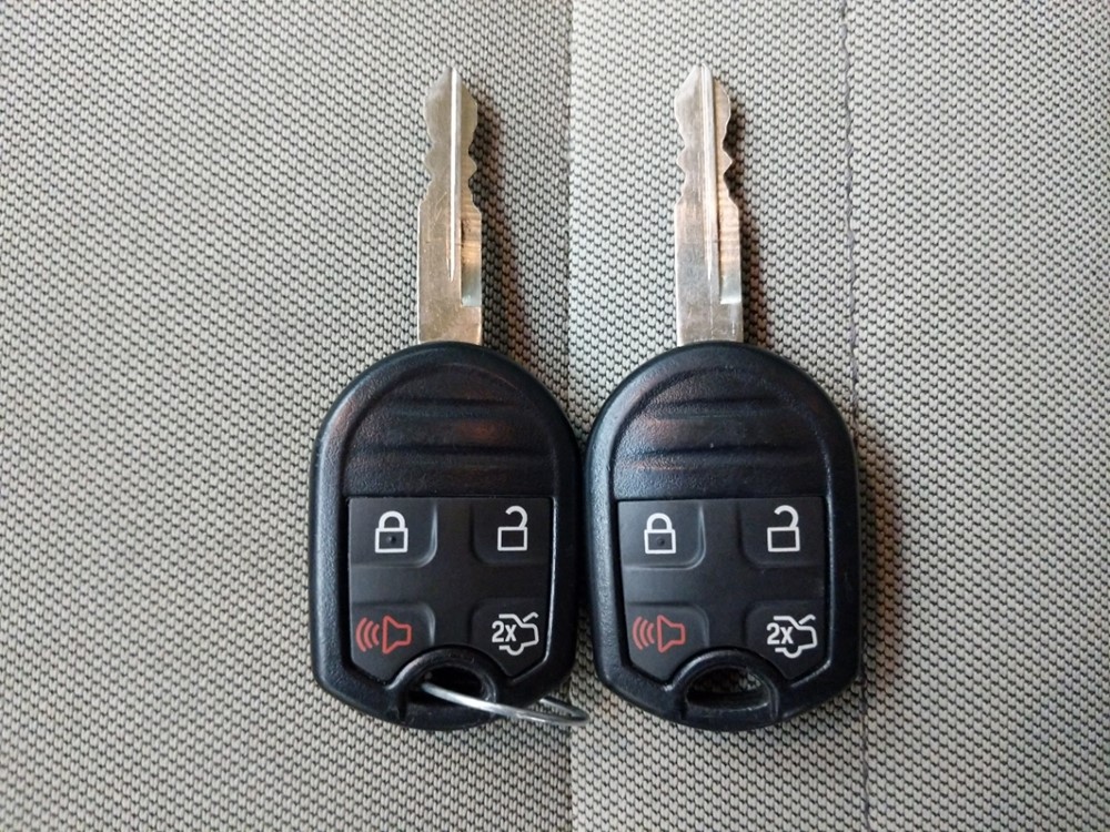 2016 Ford Taurus - Keys