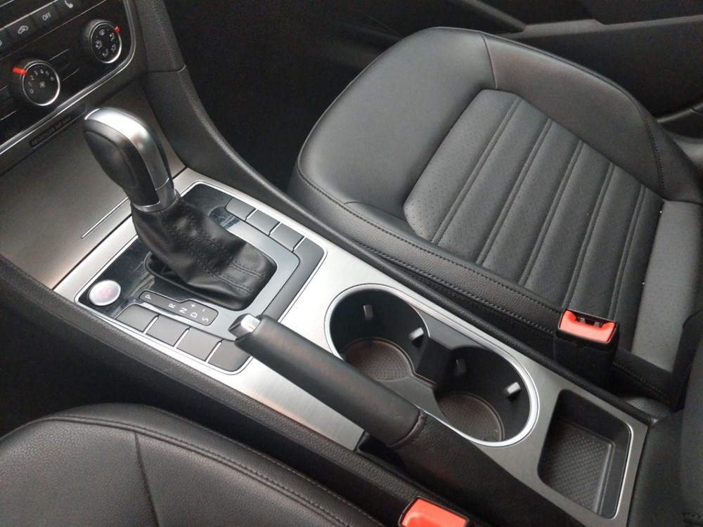 2015 Volkswagen Passat - Center Console/Cup Holders