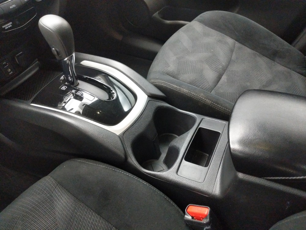 2016 Nissan Rogue - Center Console/Cup Holders