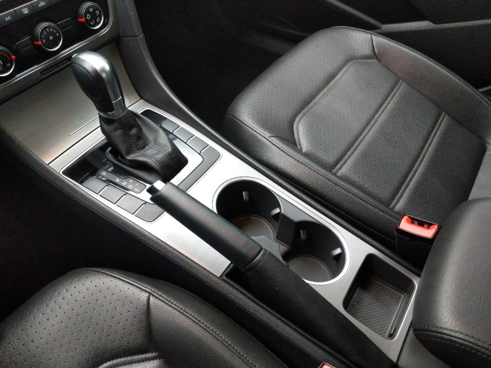 2014 Volkswagen Passat - Center Console/Cup Holders