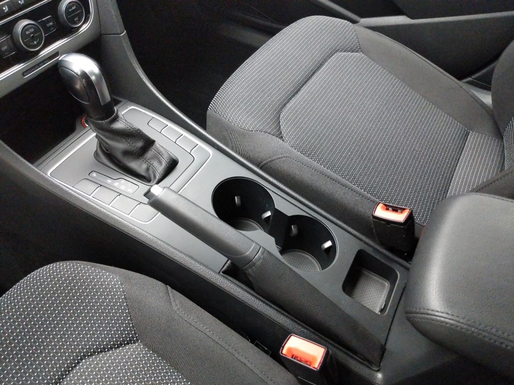 2016 Volkswagen Passat - Center Console/Cup Holders