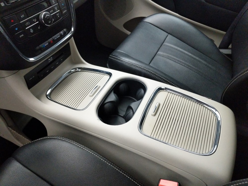 2016 Chrysler Town and Country - Center Console/Cup Holders