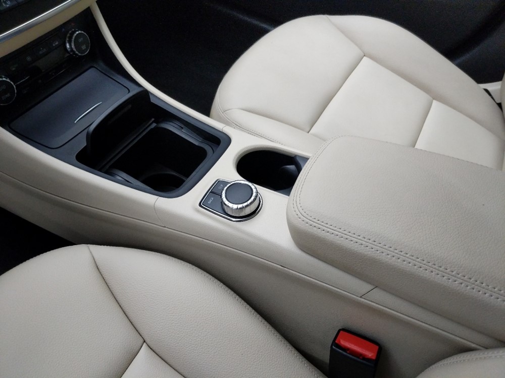 2015 Mercedes-Benz GLA250 - Center Console/Cup Holders