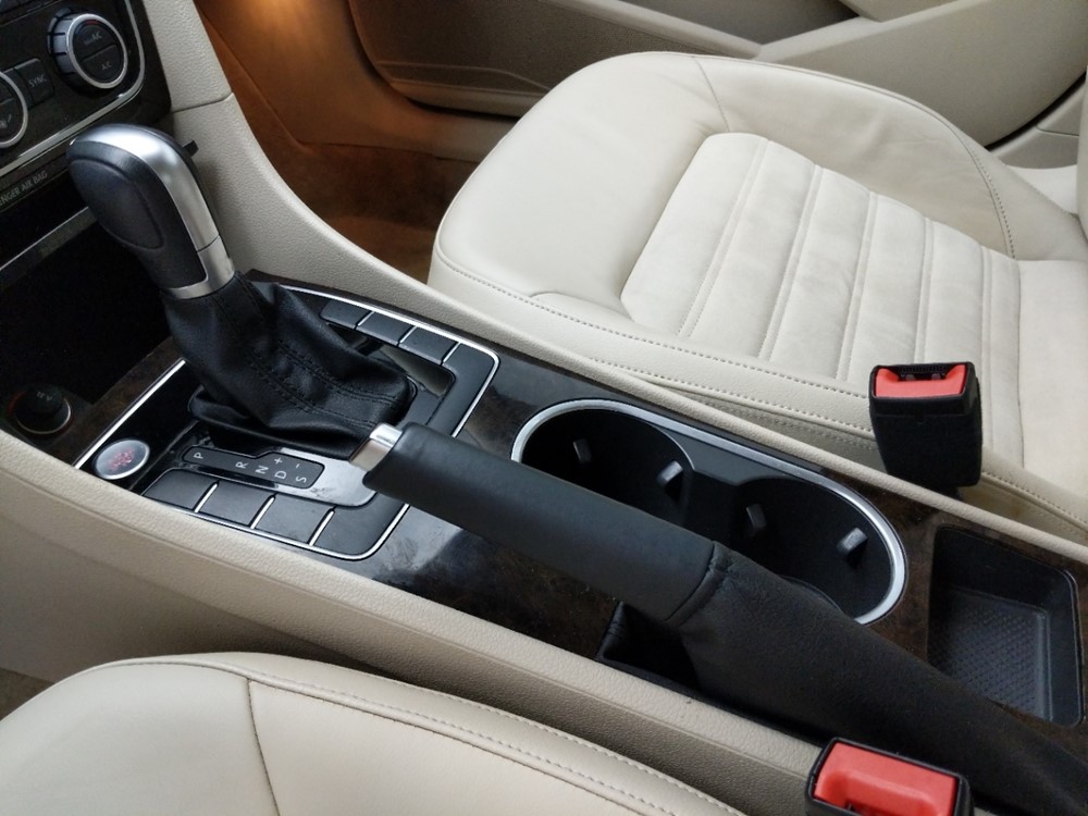 2015 Volkswagen Passat - Center Console/Cup Holders
