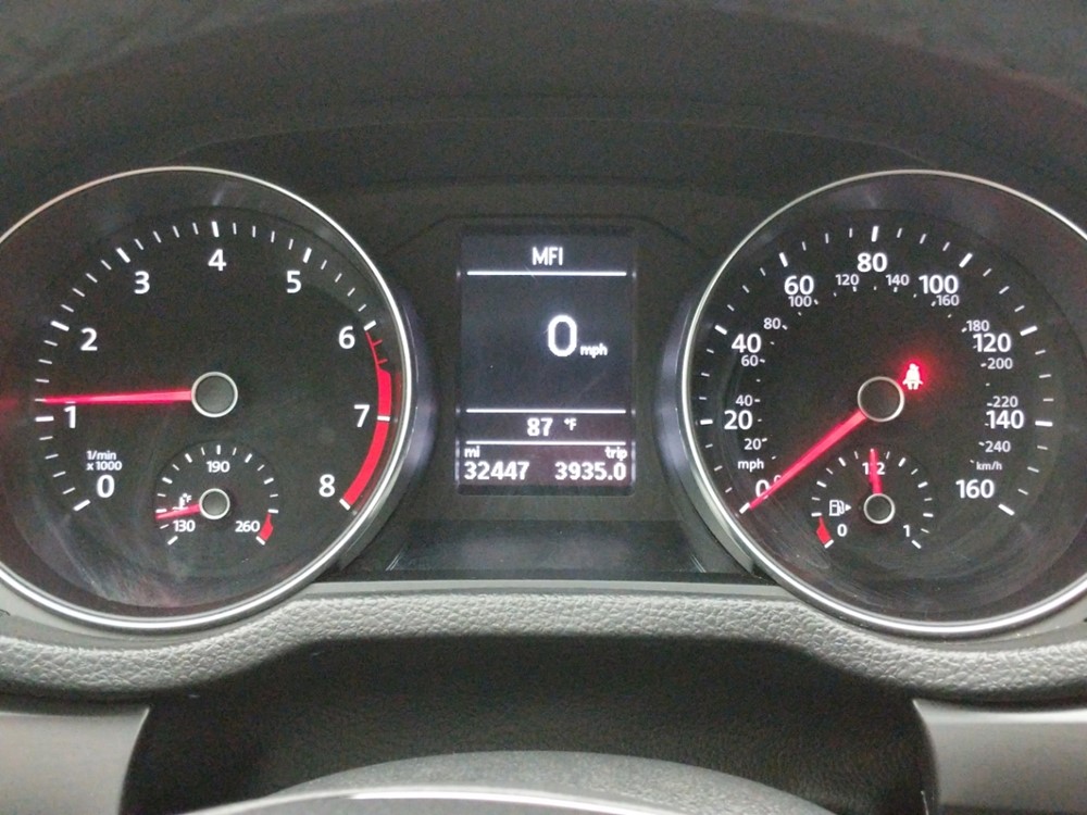 2018 Volkswagen Passat - Odometer Close Up