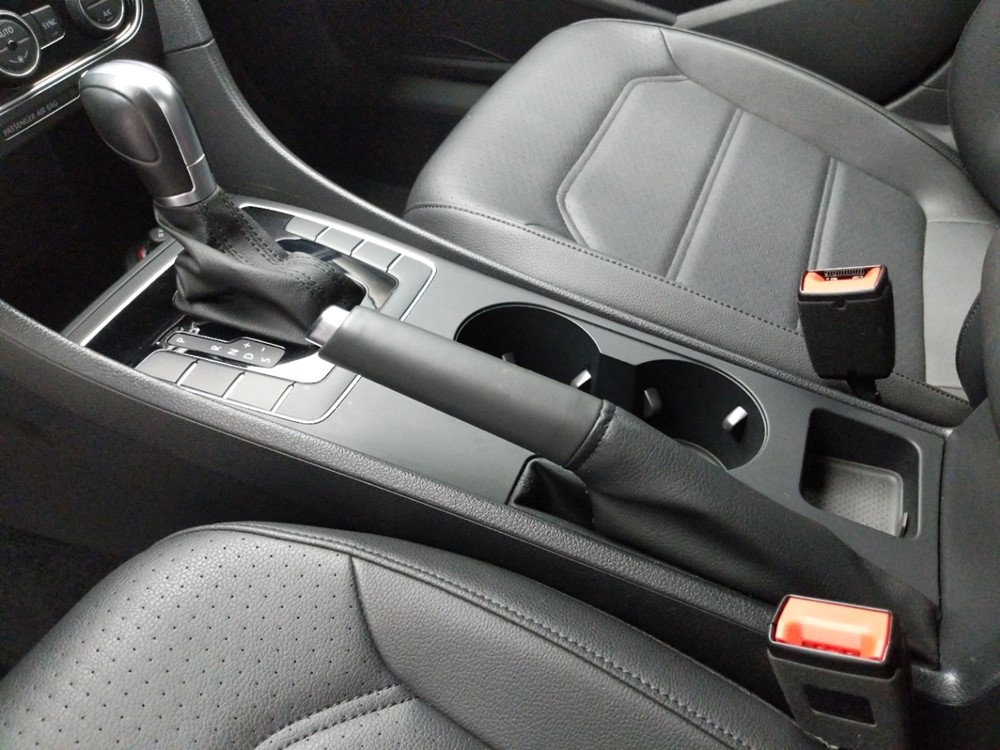 2018 Volkswagen Passat - Center Console/Cup Holders