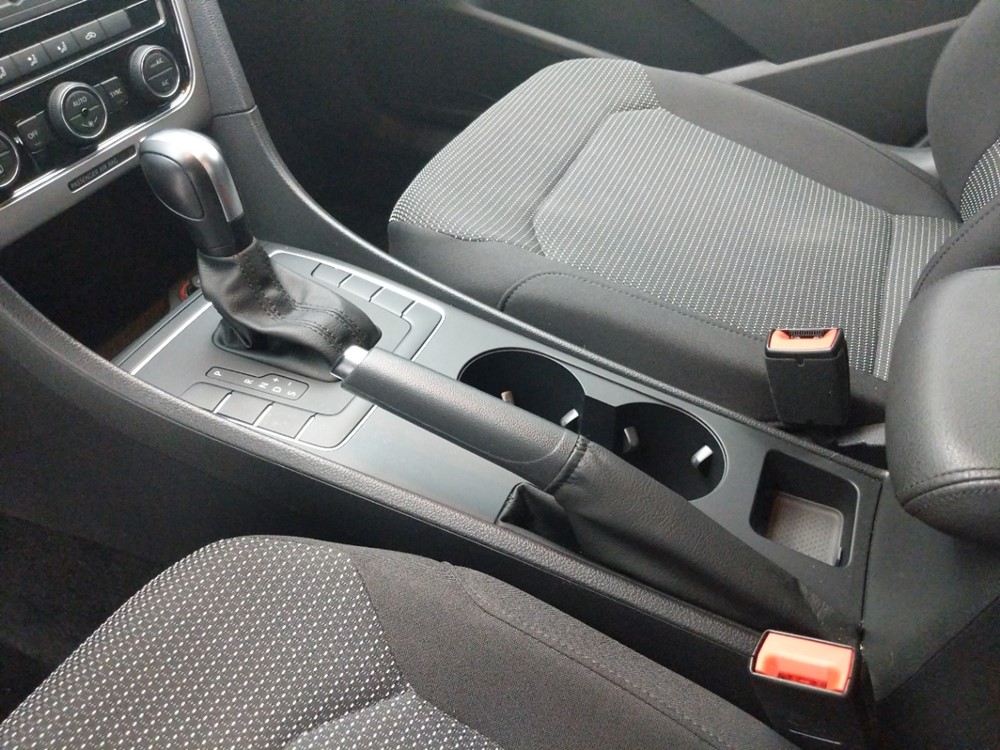 2016 Volkswagen Passat - Center Console/Cup Holders