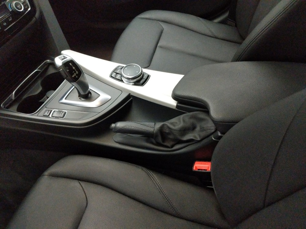 2016 BMW 320i - Center Console/Cup Holders