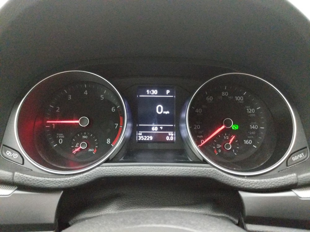 2018 Volkswagen Passat - Odometer Close Up