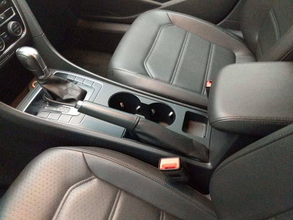 2018 Volkswagen Passat - Center Console/Cup Holders