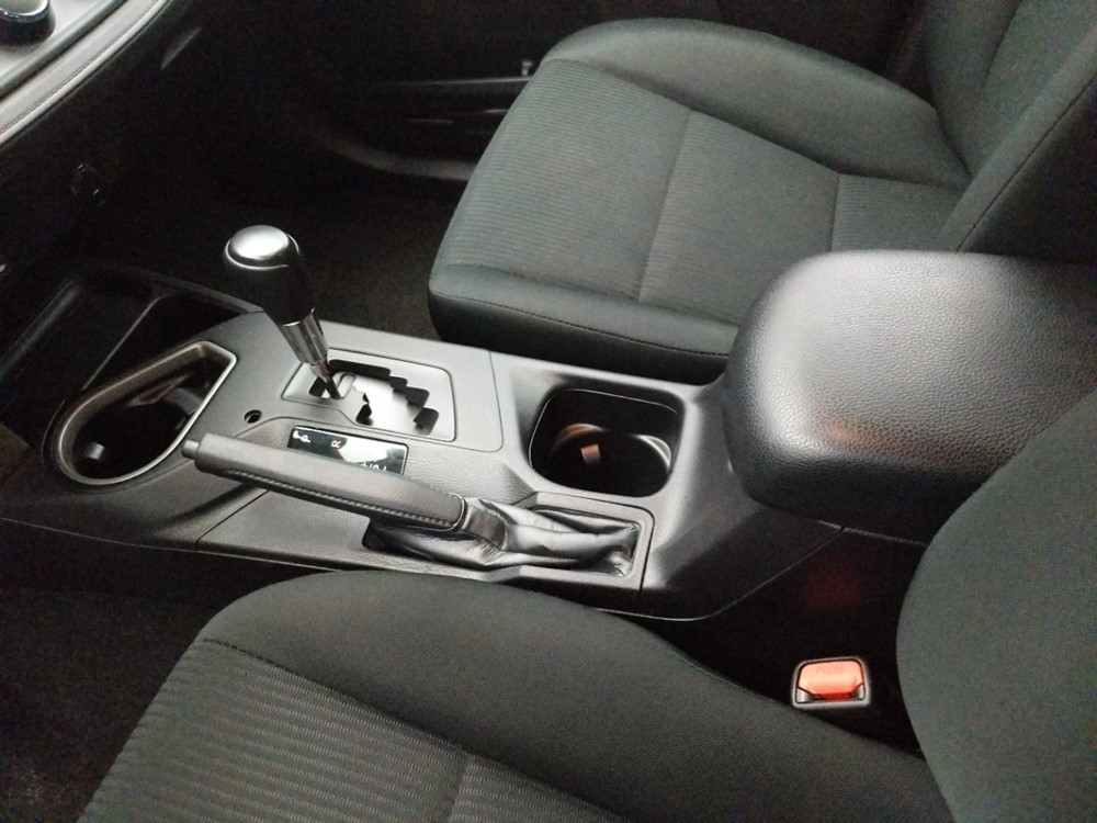 2018 Toyota RAV4 - Center Console/Cup Holders