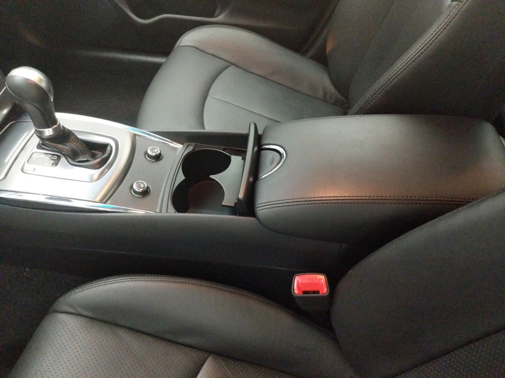 2010 INFINITI G37 - Center Console/Cup Holders