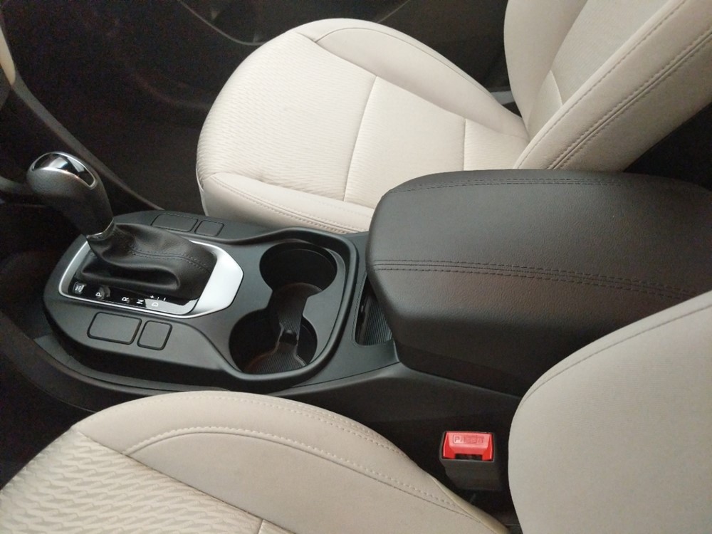 2017 Hyundai Santa Fe - Center Console/Cup Holders
