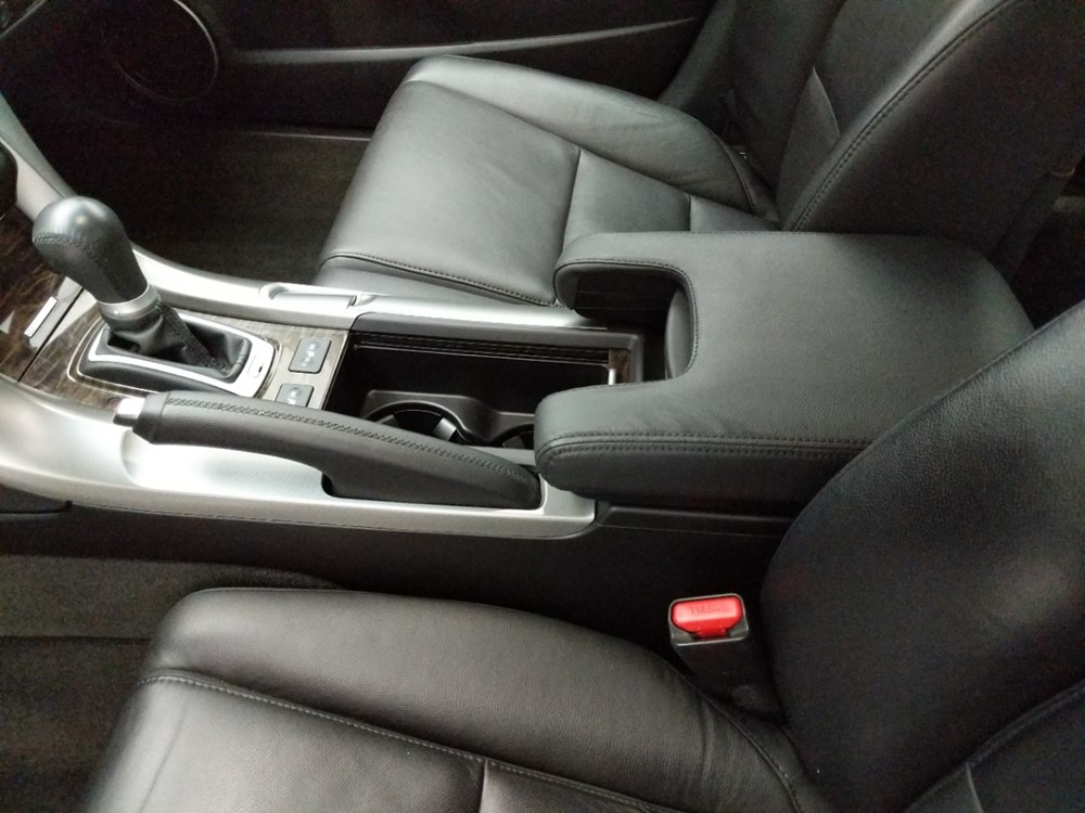 2011 Acura TL - Center Console/Cup Holders