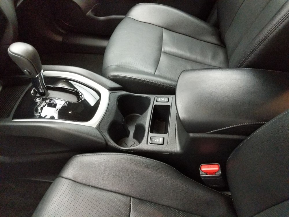 2016 Nissan Rogue - Center Console/Cup Holders